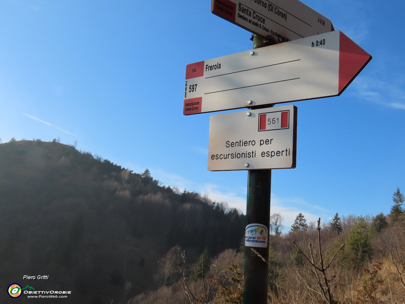 54 A questa curva sopra Casel Fontana Bruga (990 m) saliamo a sx sul sent 561-EE  per Croce Pizzo Rabbioso.JPG